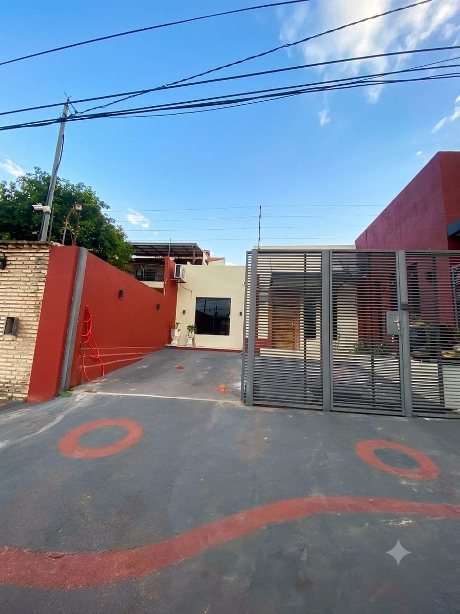 Casa con Salón Independiente en Lambaré | Piscina | Gs. 5.000.000