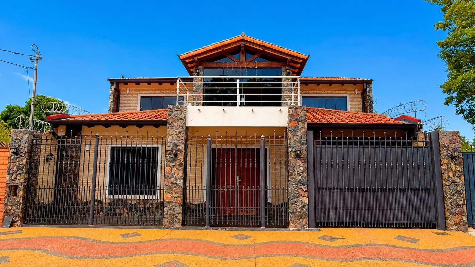 Casa amplia en barrio primavera - Luque