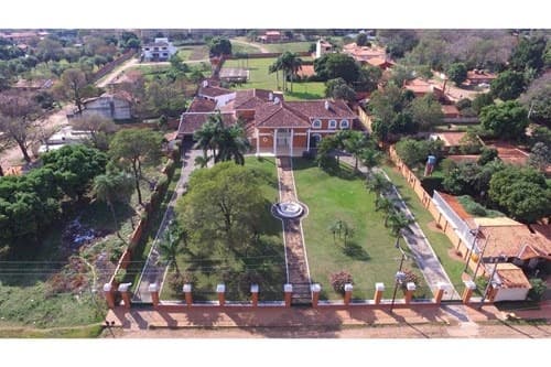 Vendo impresionante residencia ubicada en Avda.Laguna Grande
