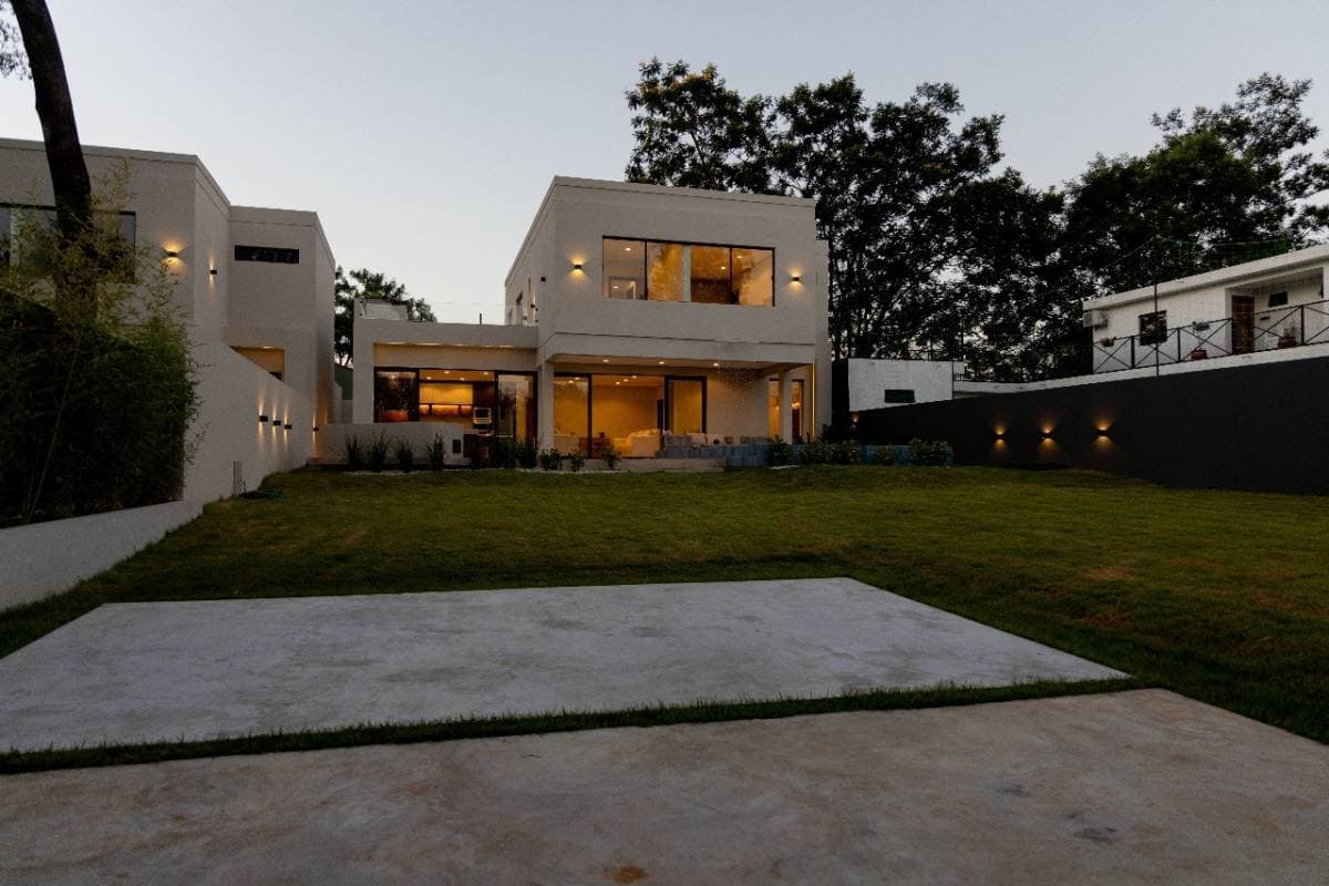 En venta hermosa casa de estilo moderno minimalista - Casa Pueblo Homes