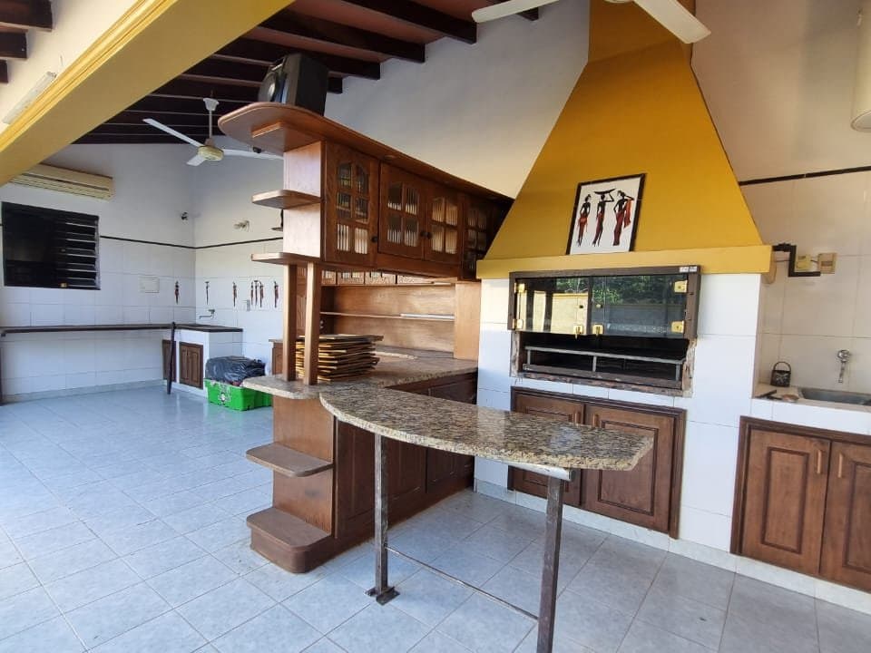 Vendo residencia en esquina en barrio kennedy Lambaré