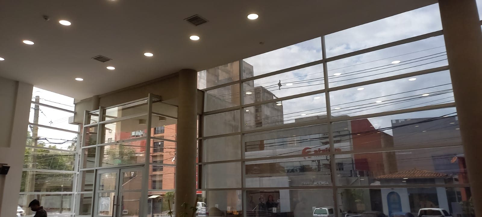 Vendo edificio corporativo completo sobre avenida peru casi mariscal lopez con oficinas y estacionamientos atras