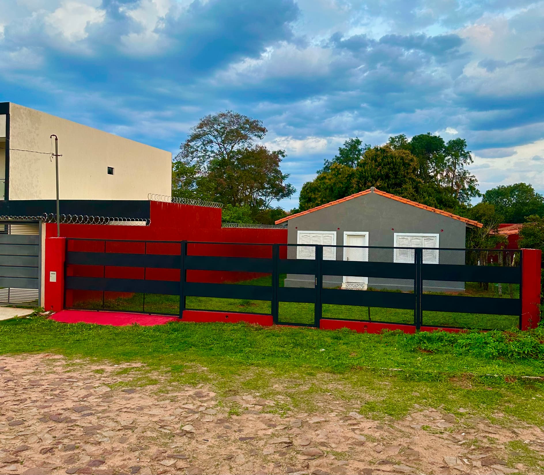 OFERTA casa en inmejorable ubicación zona Surubi'i Barrio Mirador en MRA!!