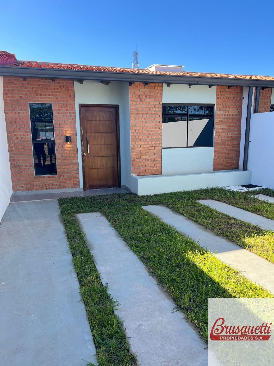 Casa en venta de 2 dormitorios c/ cochera en Mariano Roque Alonso