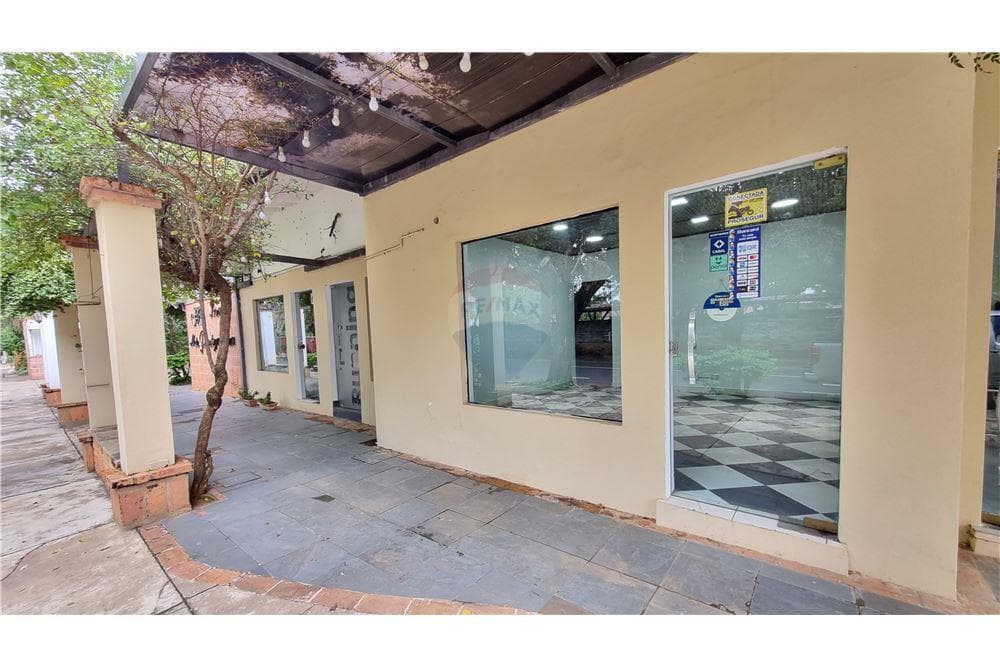 Alquilo salón comercial en Asunción - Los Laureles