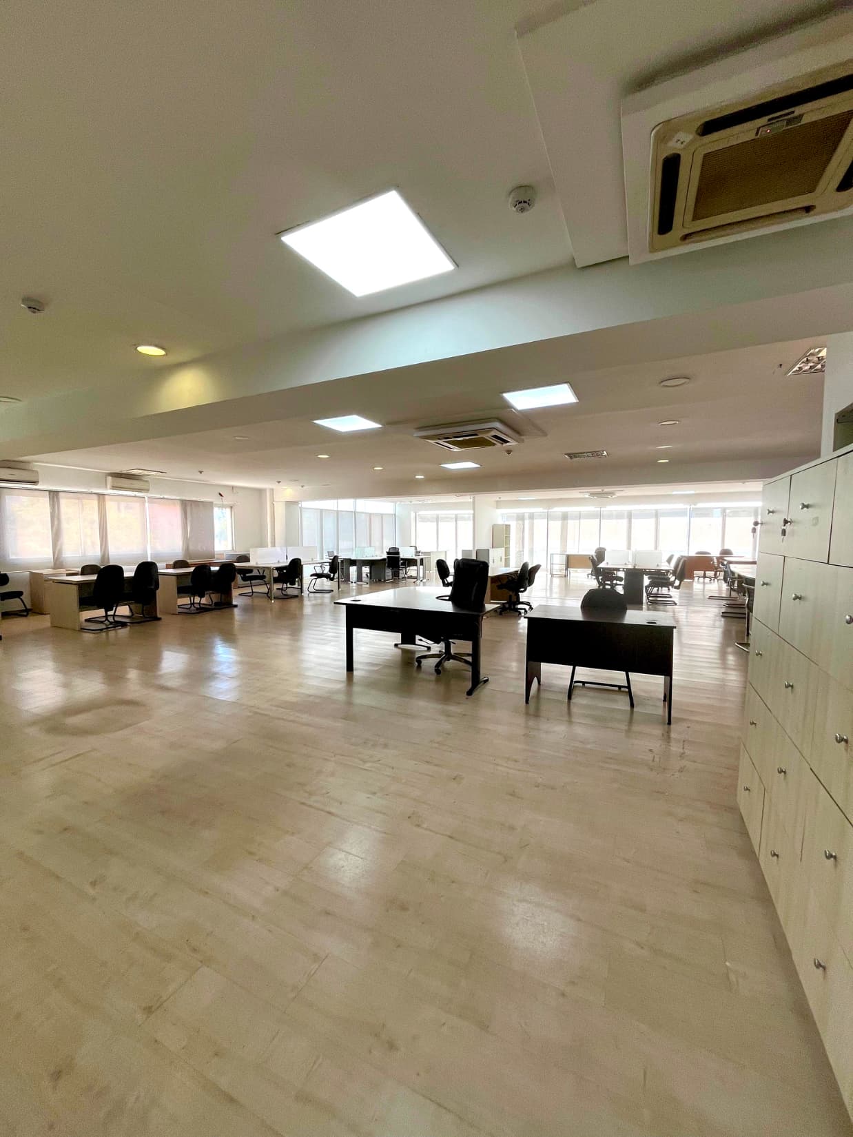 En alquiler oficina de 330 m2 con 5 cocheras, zona paseo la galería