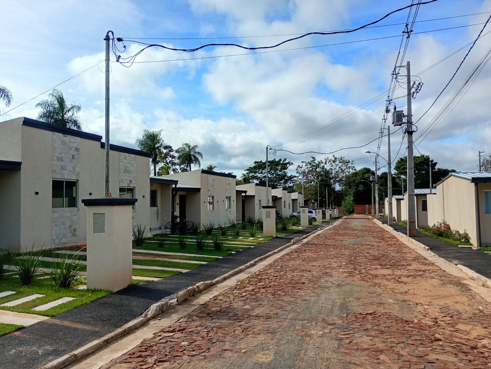 Alquilo chalet en condominio Luque