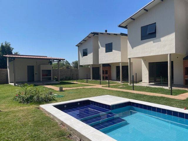 En venta duplex en condominio – Luque – barrio loma merlo
