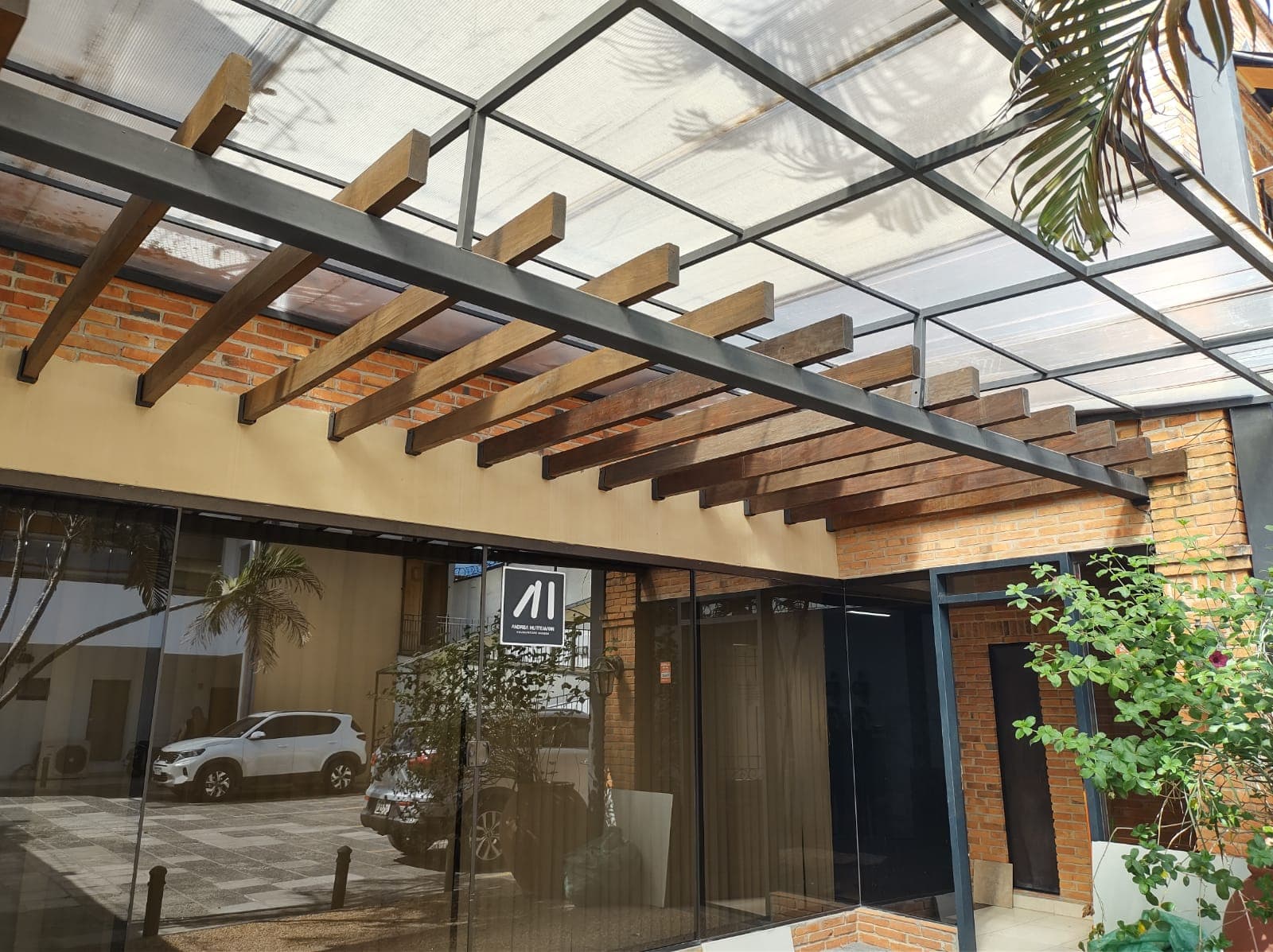 En alquiler salón comercial con cochera ideal para oficina