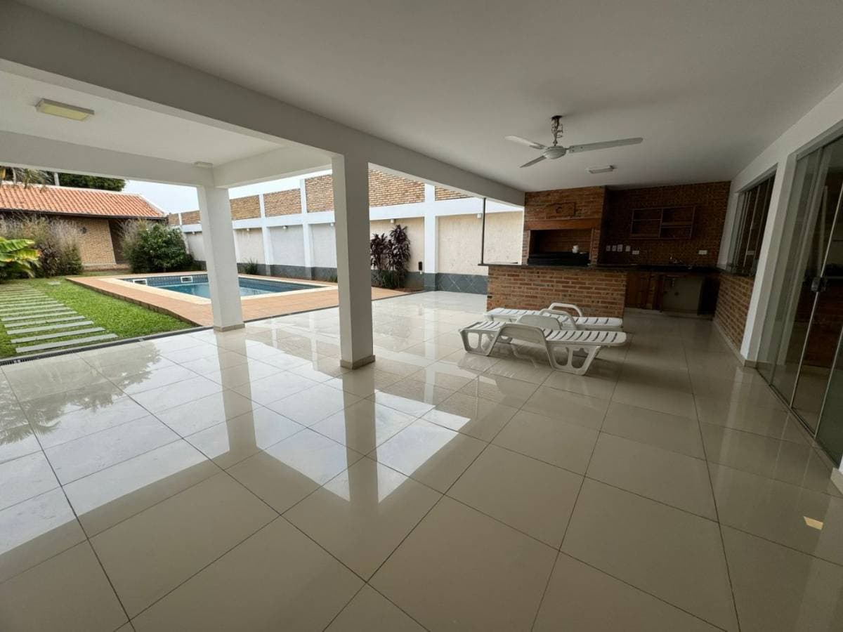 Alquilo hermosa residencia con piscina en bo Jara