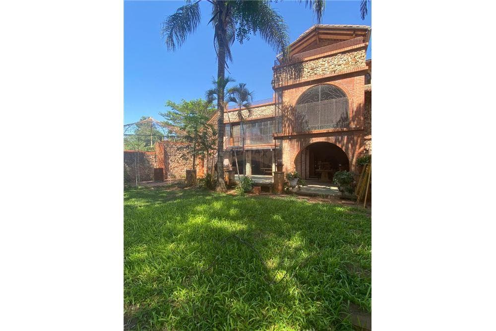 Amplia propiedad comercial de 734 m2 en Luque