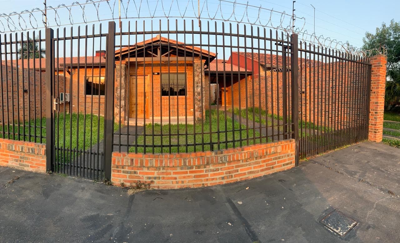 En venta casa de 3 dormitorios zona ytororo country club