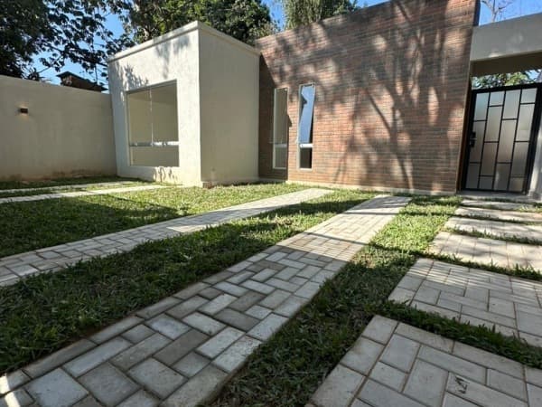 En venta casa de 2 habitaciones en Mariano Roque Alonso