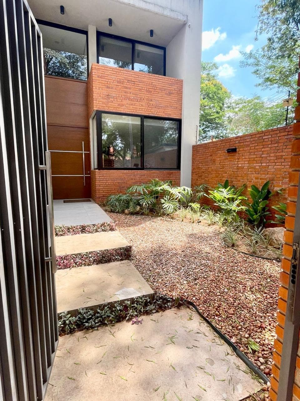 Alquilo casa zona goethe