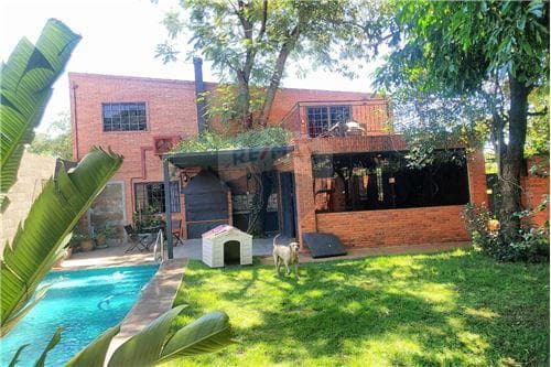 Vendo casa de 3 habitaciones con piscina en Luque loma merlo