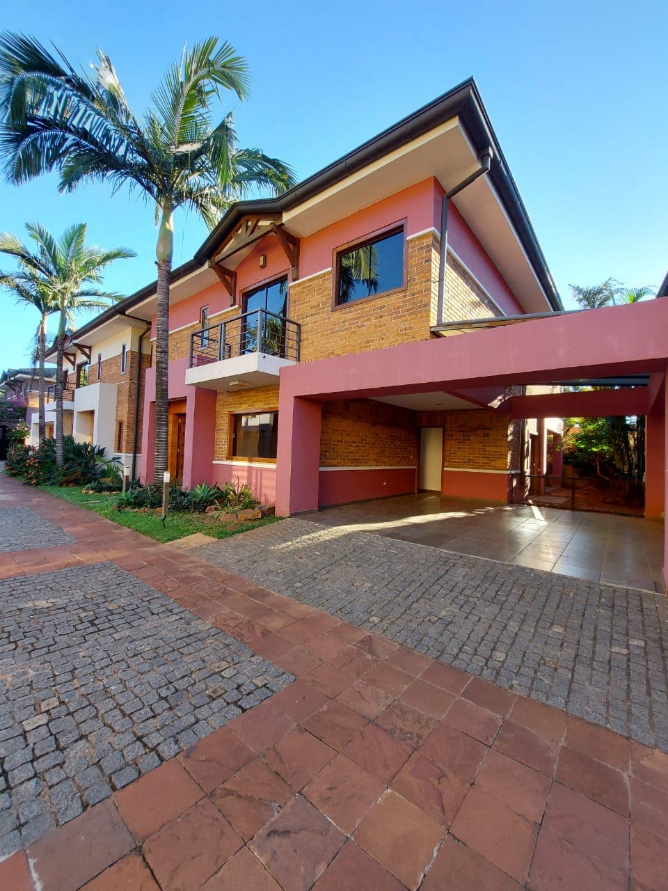 Alquilo Amplia Residencia en Condominio en Mcal. Estigarribia