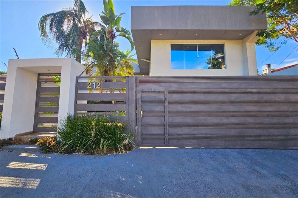 Residencia premium en barrio mburucuyá