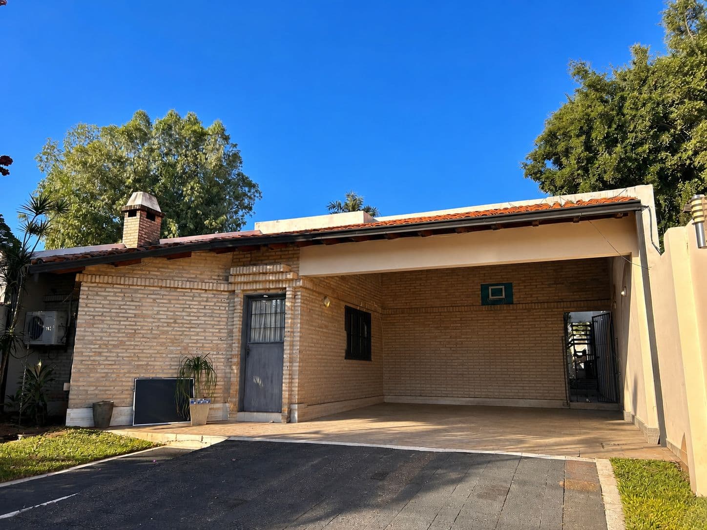 Alquilo casa semi amoblada en lambare