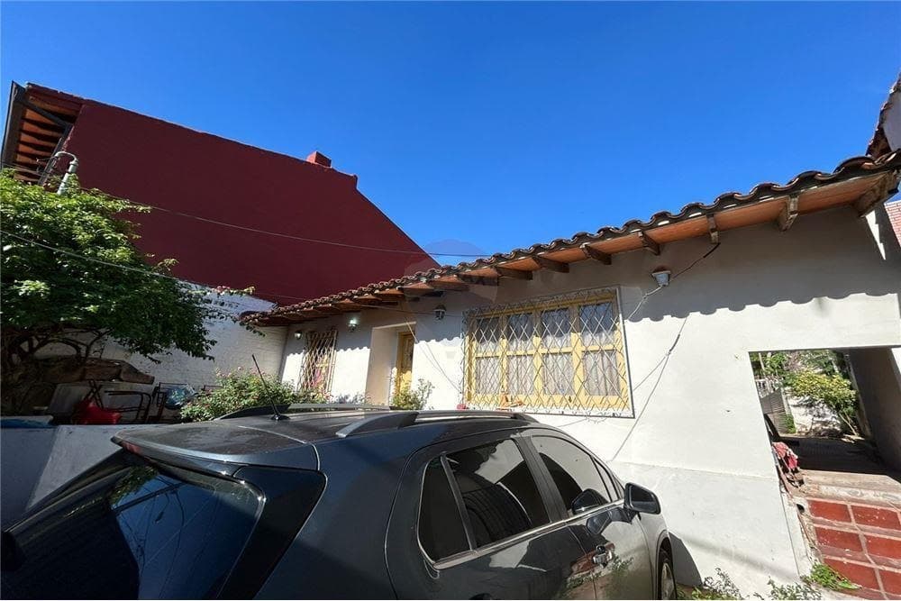 Vendo casa en sajonia a cuadras del defensores