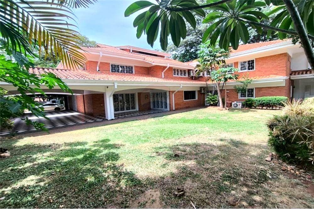 Alquilo amplia Residencia en Barrio San Vicente
