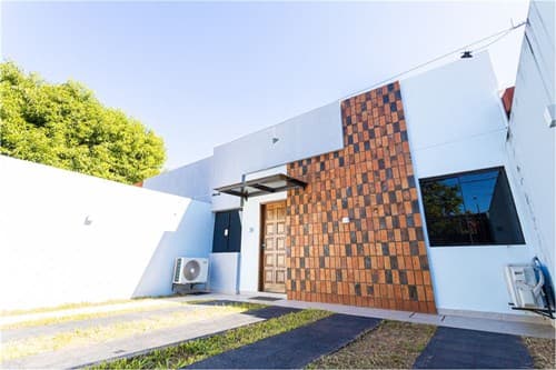 Chalet En Alquiler En Ñemby Con Patio, Quincho Y Cochera – 2 Dormitorios