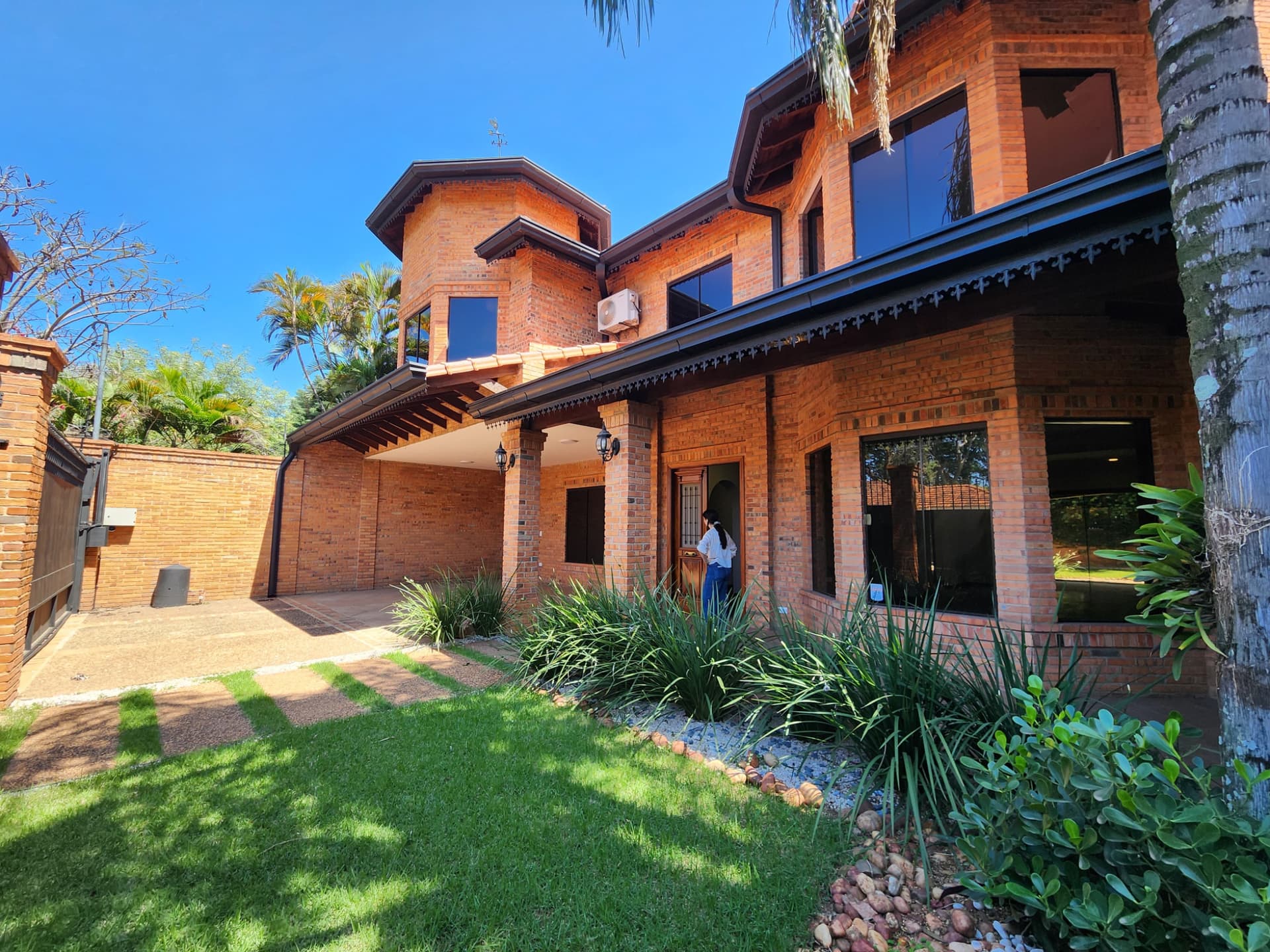 *alquilo Hermosa Residencia 3 Suites Barrio Mcal. Estigarribia