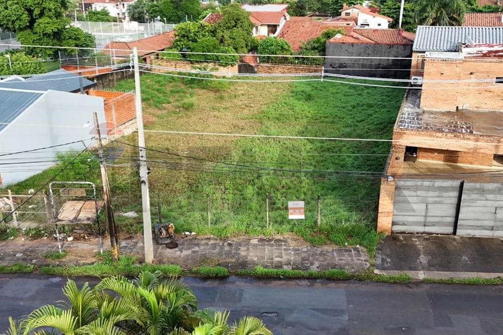 Vendo Amplio terreno Sobre la calle Pizarro