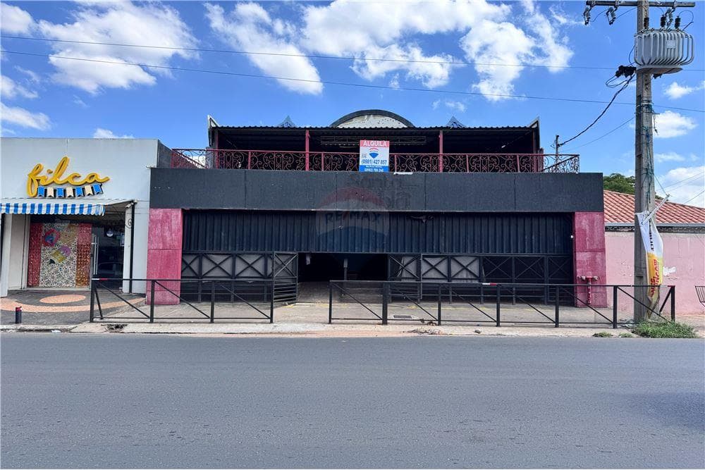 Alquilo amplio salón comercial de dos pisos