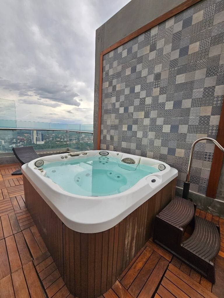 Vendo departamento de 4 suites y 4 cocheras en edificio miranda