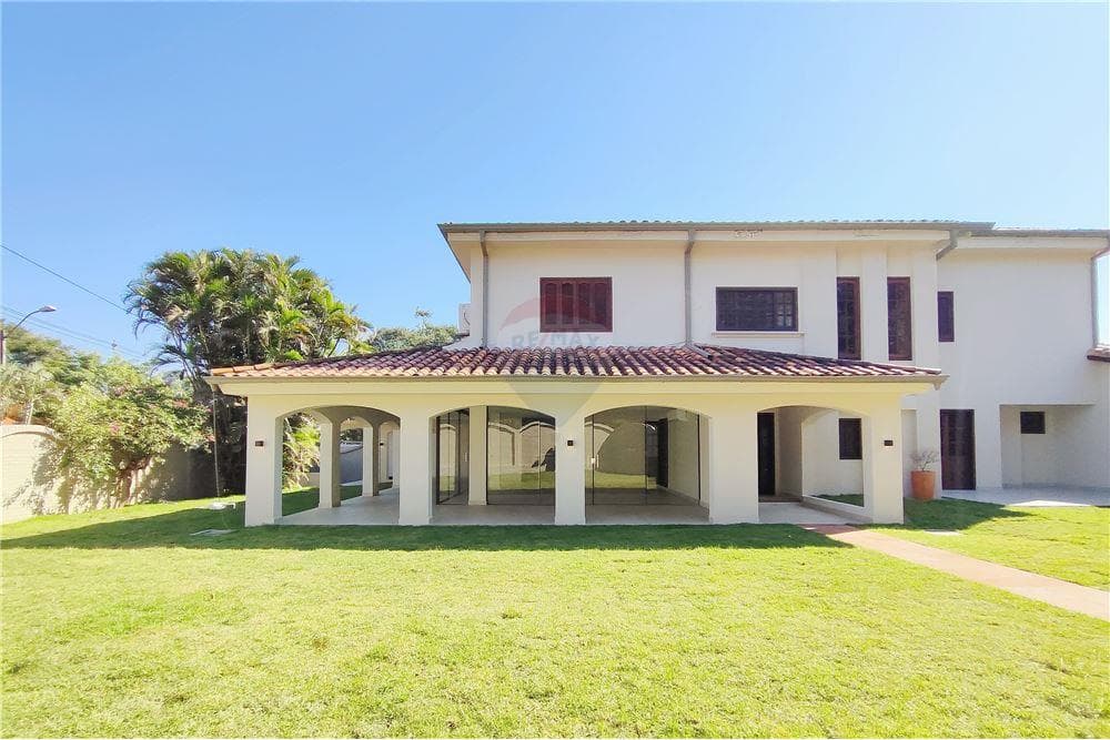 Alquilo amplia y fina residencia en Los Laureles