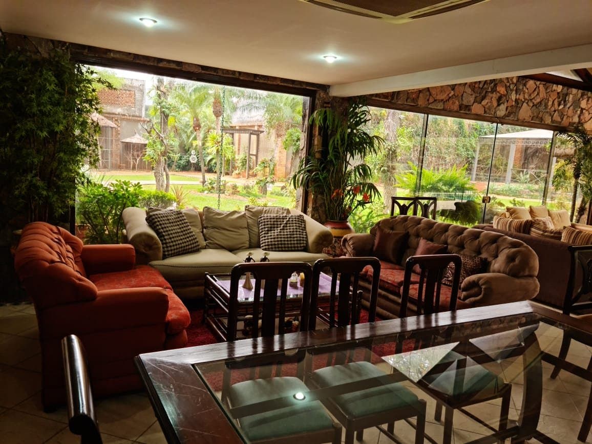 Bellisima Residencia de 5 dormitorios gran patio de 2700 m2