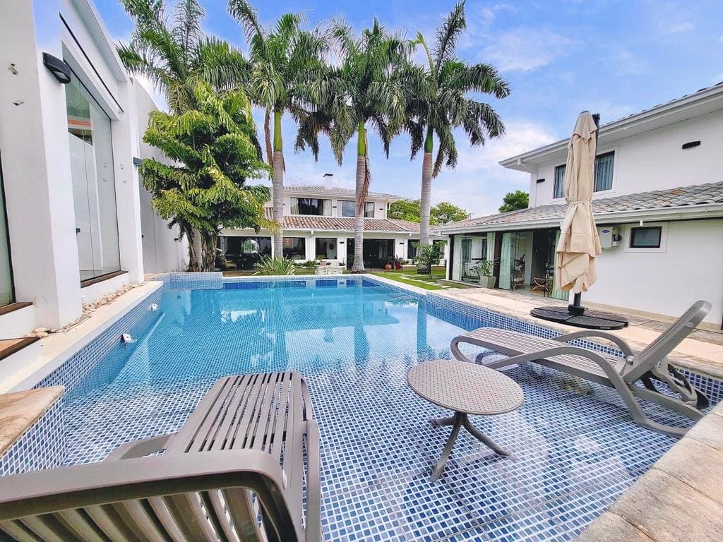 Vendo Casa de 5 suites 1150 m2 salida a 2 calles