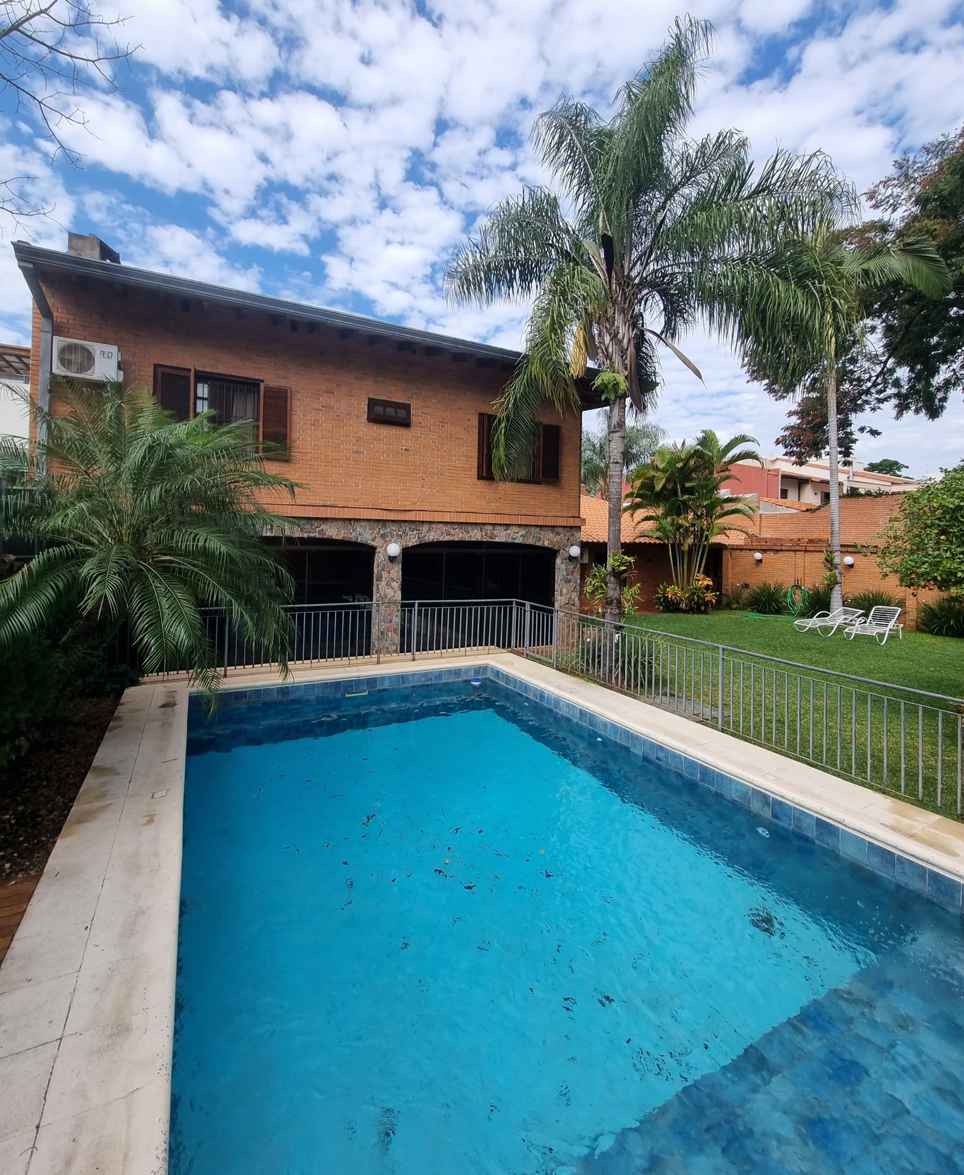 Alquilo bella residencia /7 dormitorios con gran patio 1.250 m2