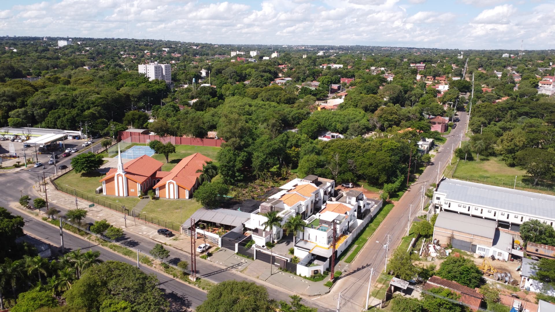 Vendo amplio terreno sobre la avenida peron barrio ita enramada