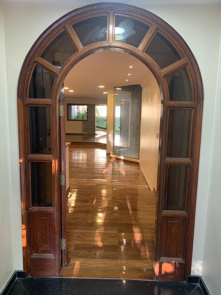 Bellisima Residencia de 900 m2 con salida a 2 calles