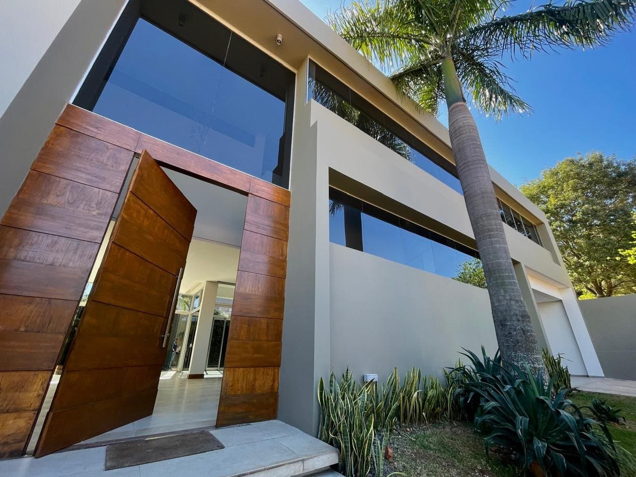 Vendo Residencia Minimalista en Pleno Mburucuya c/4 suites