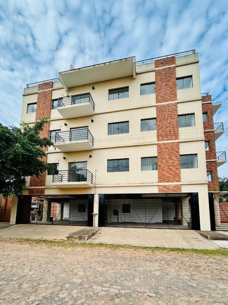 Vendo departamento en Luque zona plaza Madero
