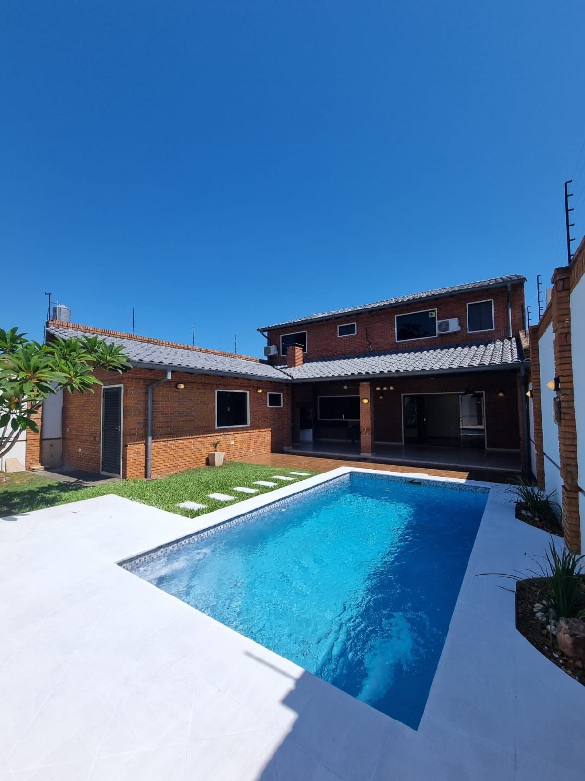 Hermosa casa en lambare con 4 dormo z. Alta. Recibe dpto como parte de pago