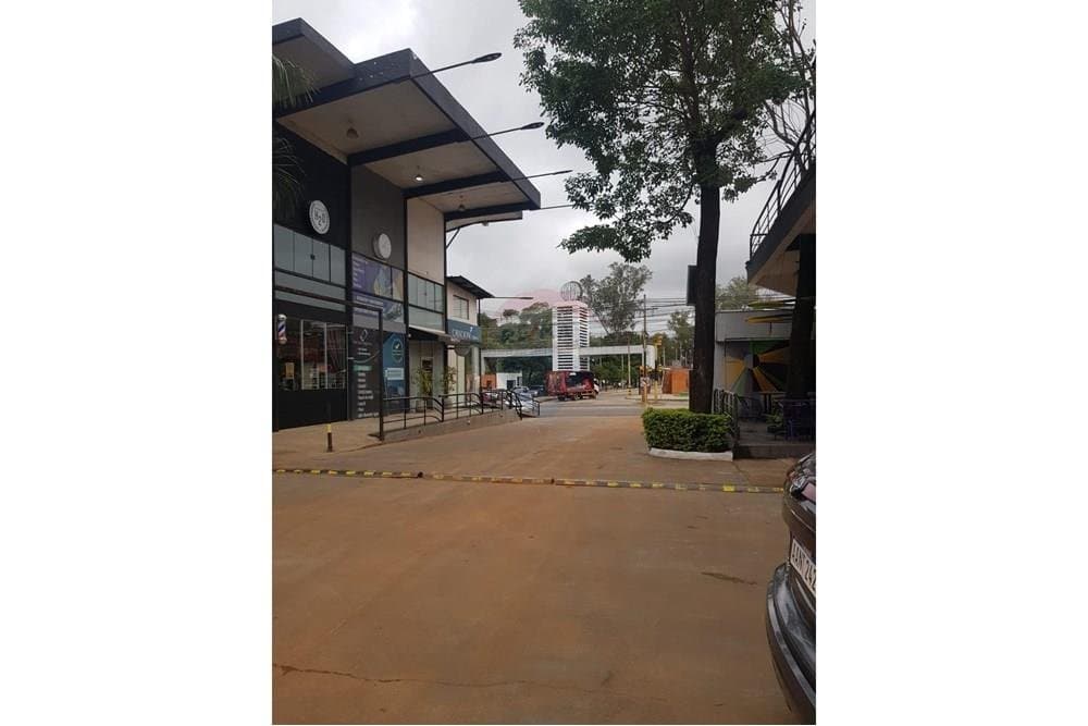 Alquilo Salon comercial frente a la UNA