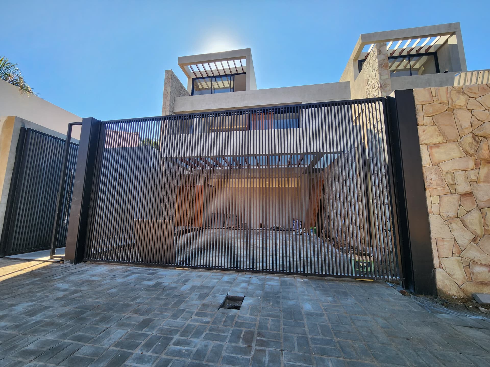 En alquiler - casa pareada de 3 suites barrio mburucuya