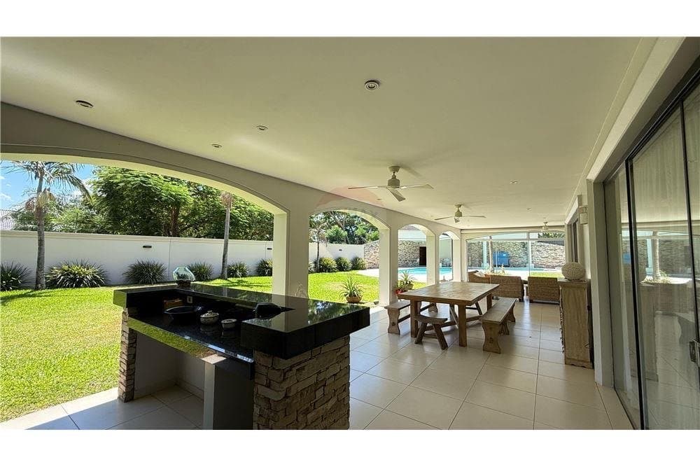 En Alquiler Imponente Residencia