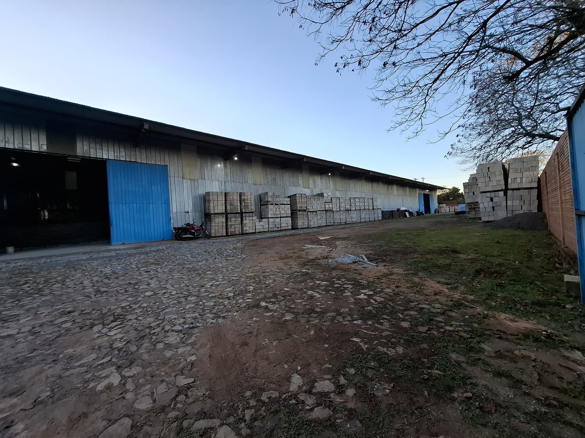 Alquiler de amplio depósito en Luque