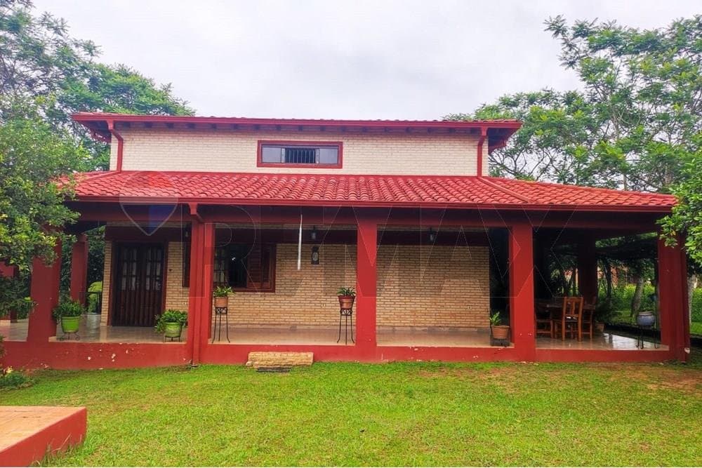 Vendo amplia casa de verano en piribebuy con arroyo y playa privado