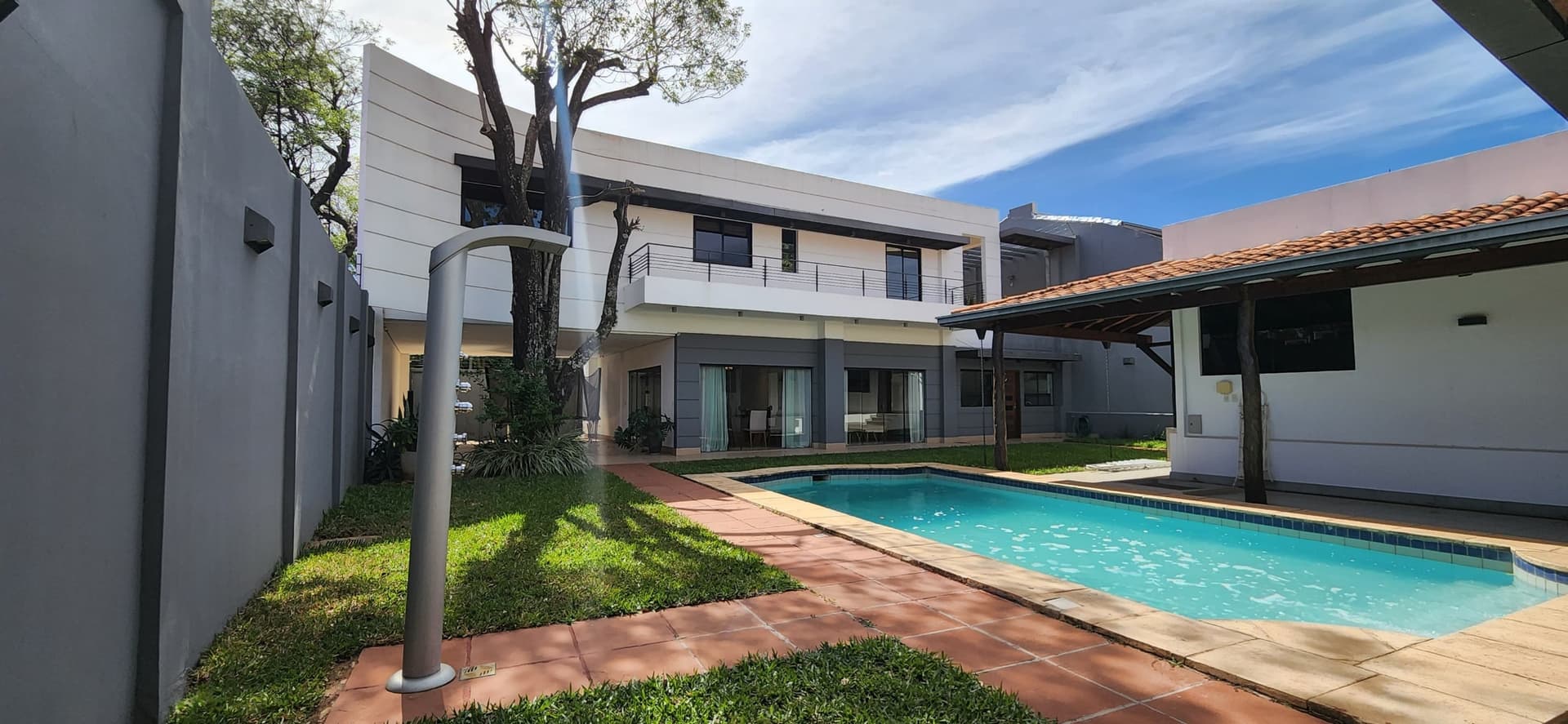 En venta Exclusiva Residencia Moderna en Barrio Virgen del Huerto