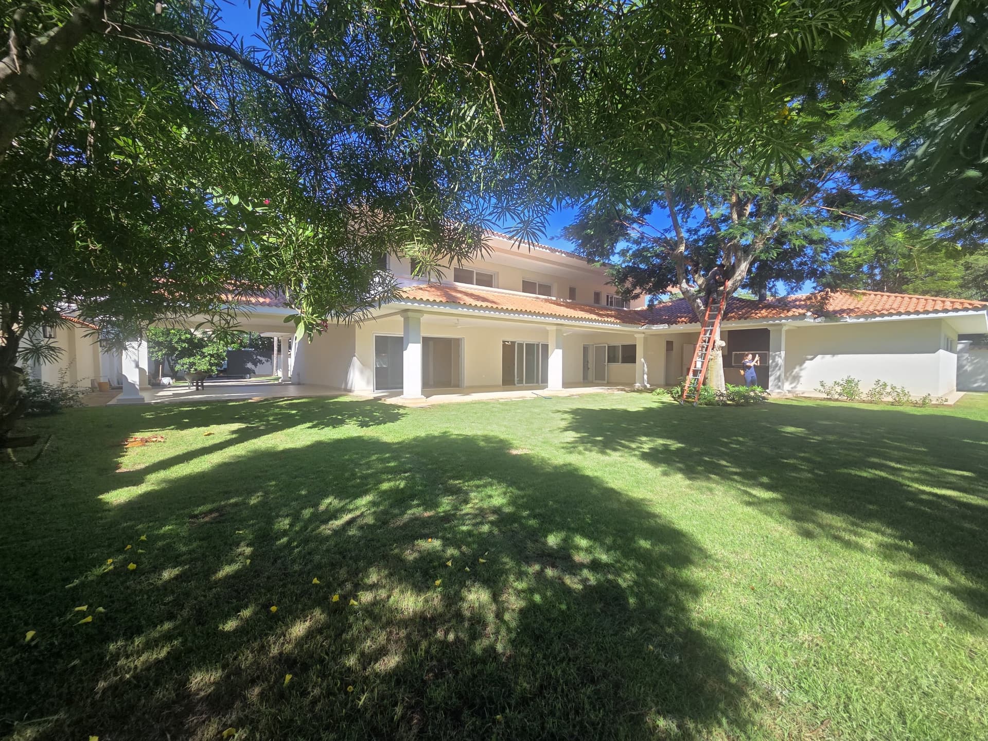 Hermosa residencia a estrenar en Mcal. Estigarribia de 1800 m2 en la z. mas exclusiva c / 5 dormitorios