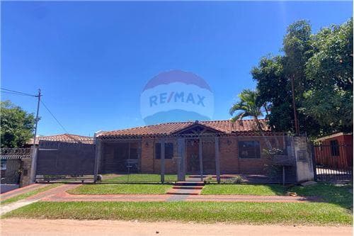 Vendo casa en capiata centro zona municipalidad