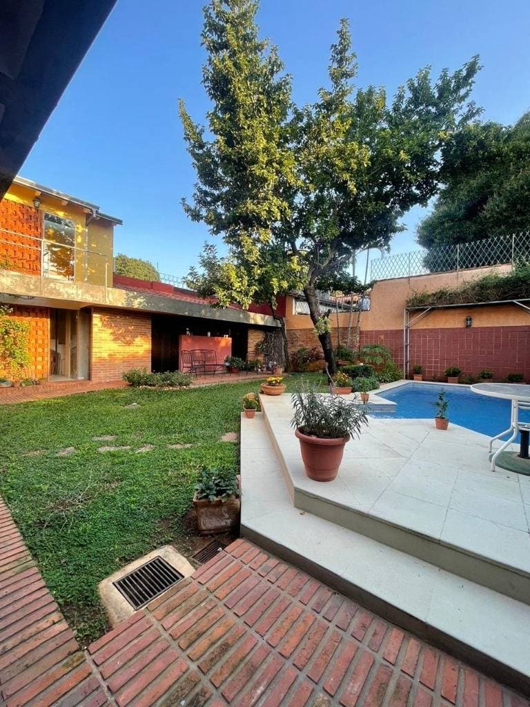 En venta residencia en Barrio Las Mercedes - Asunción