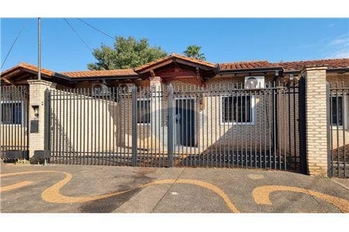 Chalet en venta, central capiata