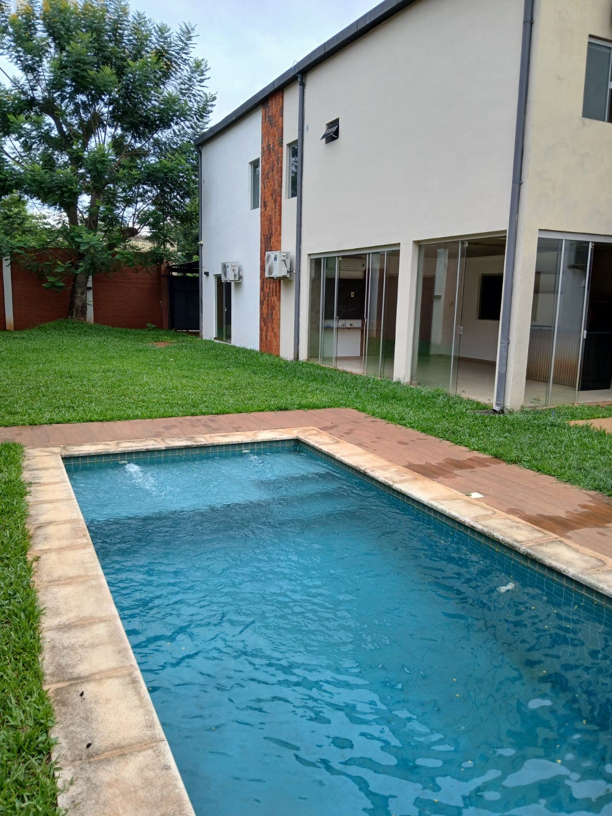 Alquilo casa con quincho y piscina en loma merlo – Luque
