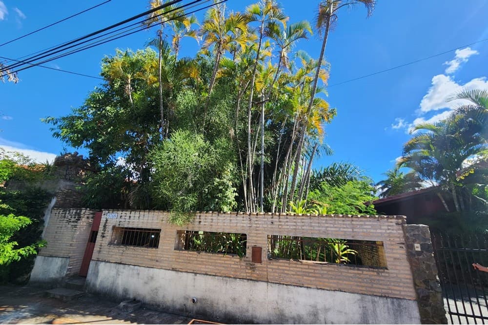 En venta gran terreno sobre alas pyas en los laureles